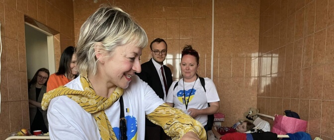 Світова зірка Трейсі Сіворд приїхала до Львова, щоб підтримати українських дітей-переселенців