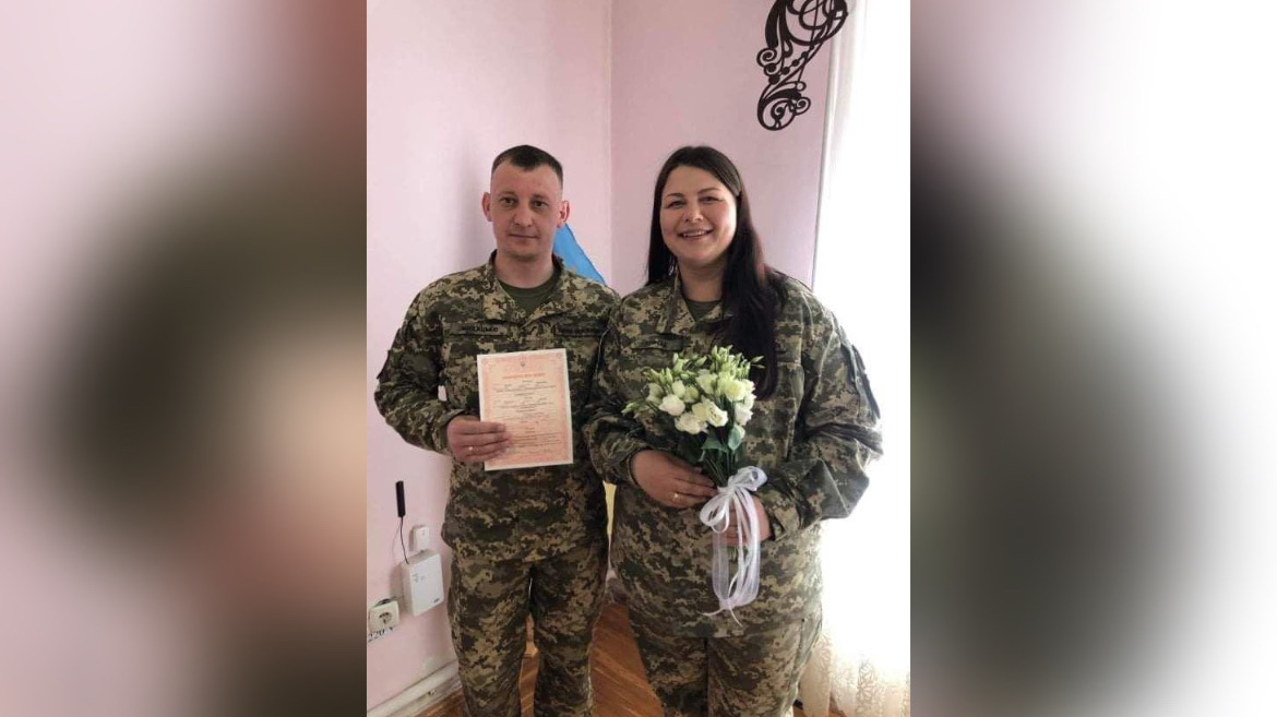 Кохання гучніше за повітряні тривоги: у Яворові побралася пара захисників