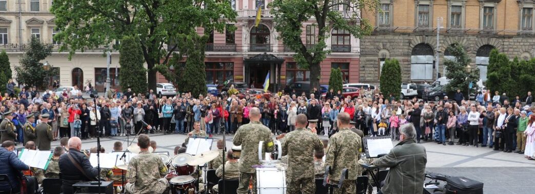 Оркестр Національної військової академії виступив у центрі Львова (ВІДЕО)
