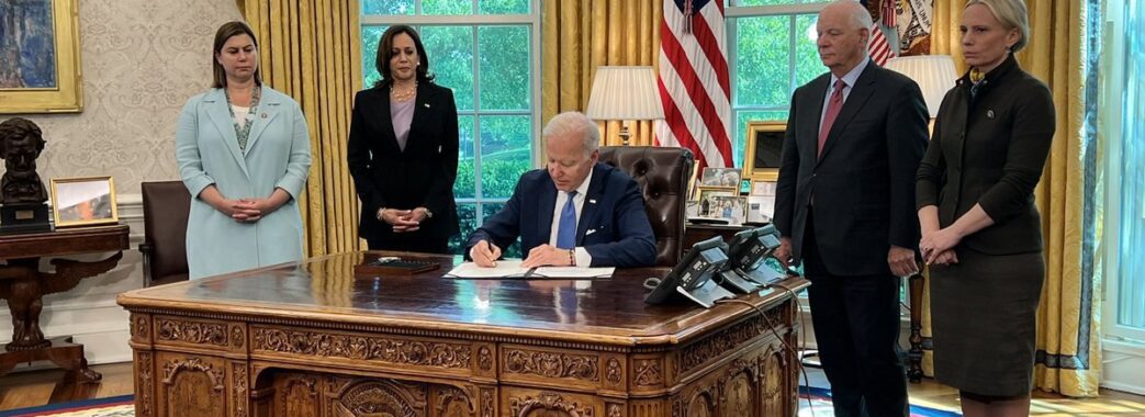 Президент США підписав закон про ленд-ліз для України