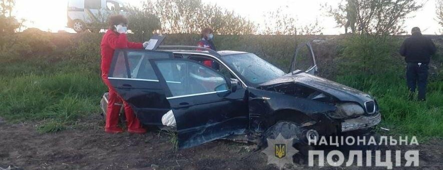 На дорозі Червоноград-Белз злетіло в кювет “БМВ”: три людини медики забрали до лікарні