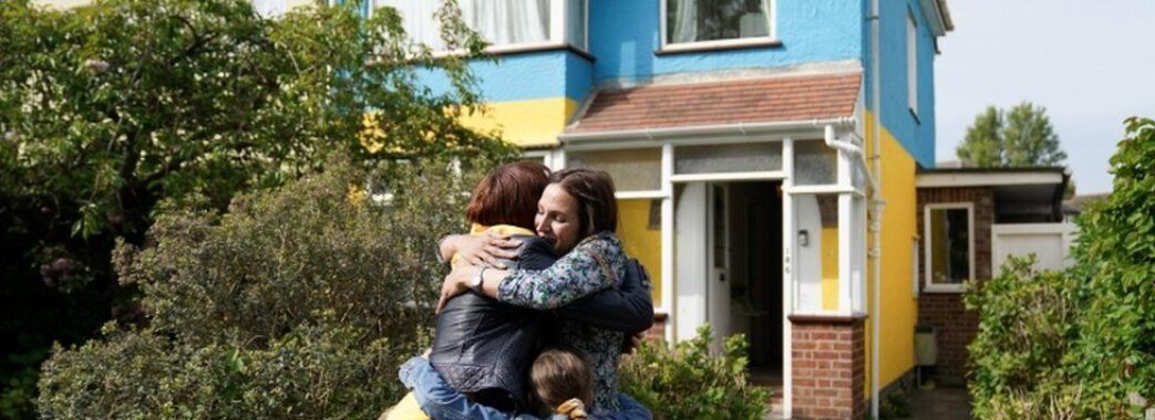 Британка, яка чекала з України свою подругу, розфарбувала будинок у синьо-жовті кольори