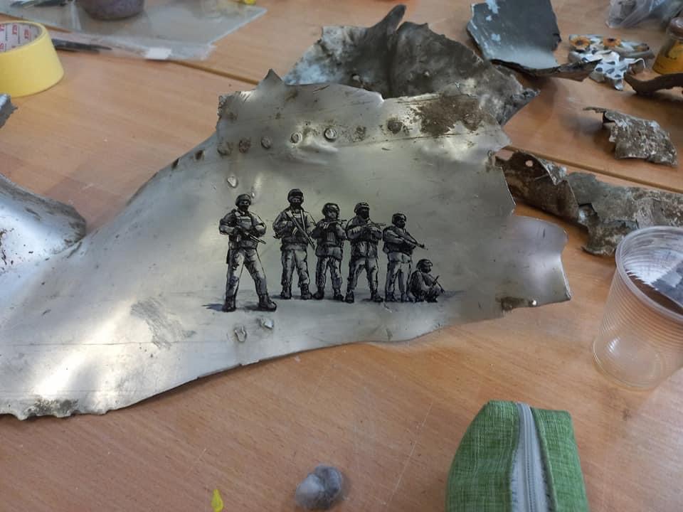 Те, що несло смерть, стало мистецтвом: у Львові продають розфарбовані уламки ракет