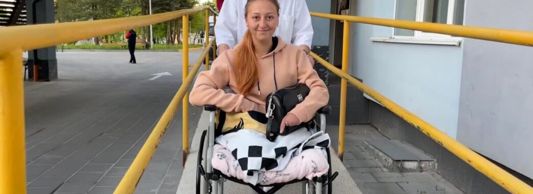 Медсестра з Лисичанська, яка втратила обидві ноги, поїхала на лікування у Німеччину