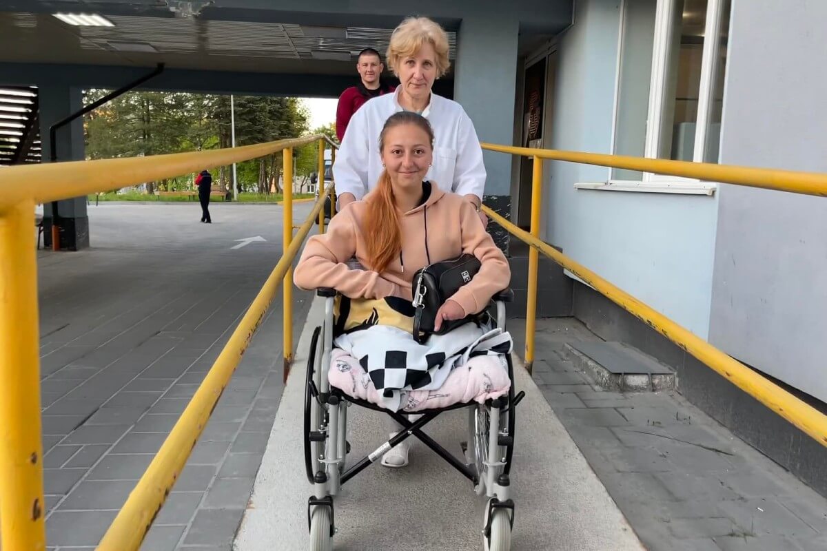 Медсестра з Лисичанська, яка втратила обидві ноги, поїхала на лікування у Німеччину