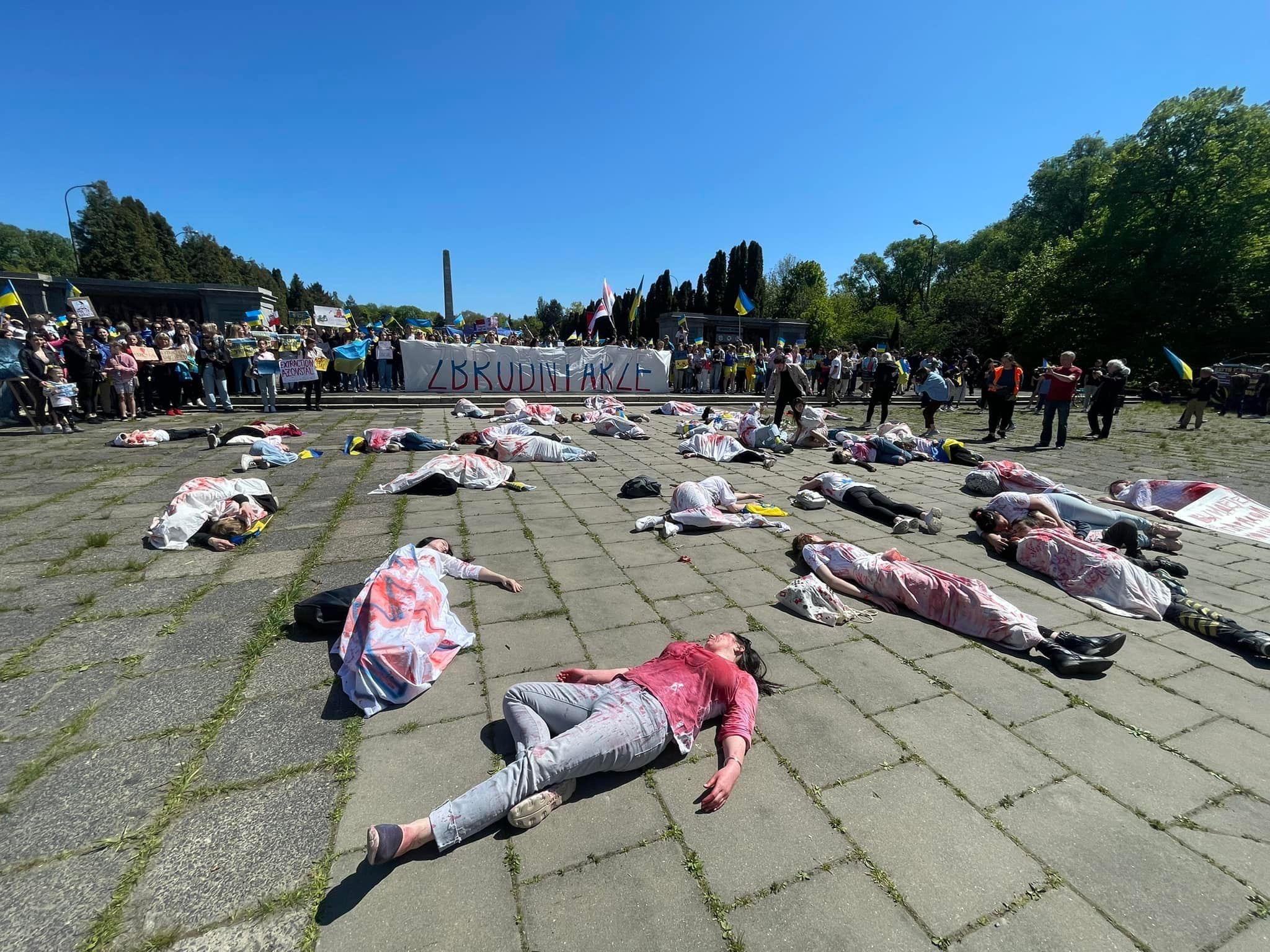 Активістка, яка облила російського посла на 9 травня, змушена шукати безпечного місця