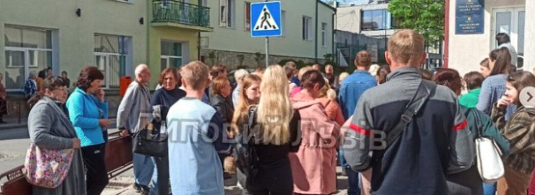 Дотації завершились – переселенців на вулицю: через готель нардепа у Трускавці протест