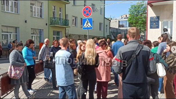 Дотації завершились – переселенців на вулицю: через готель нардепа у Трускавці протест