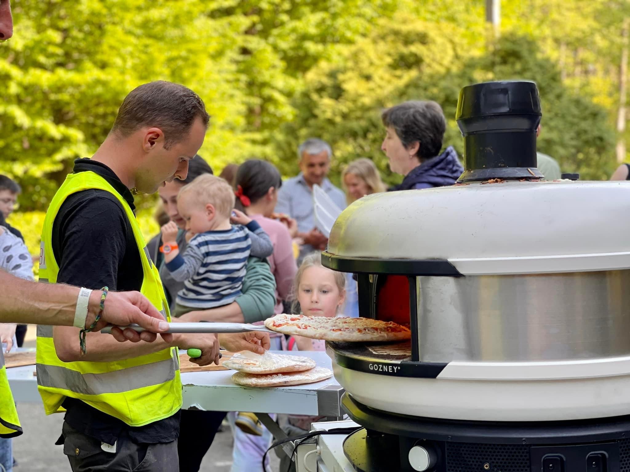 На Яворівщині переселенців частують шотландські волонтери