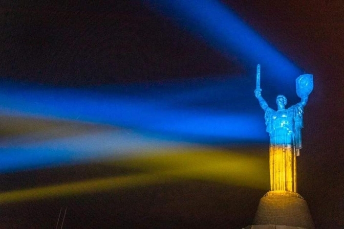 Монумент “Батьківщина-мати” засяяв у кольорах прапора України (фото)