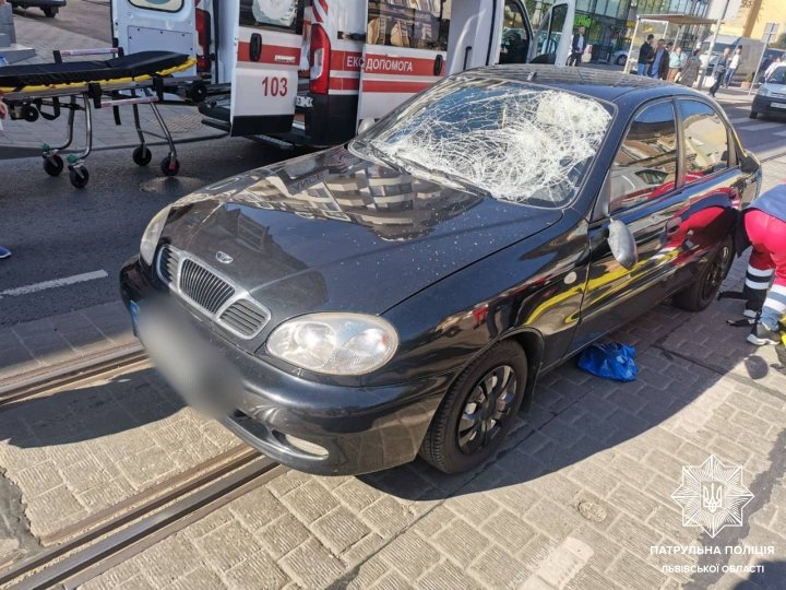 Львів’янин на пішохідному переході збив бабусю та онуку: обидвох жінок госпіталізували