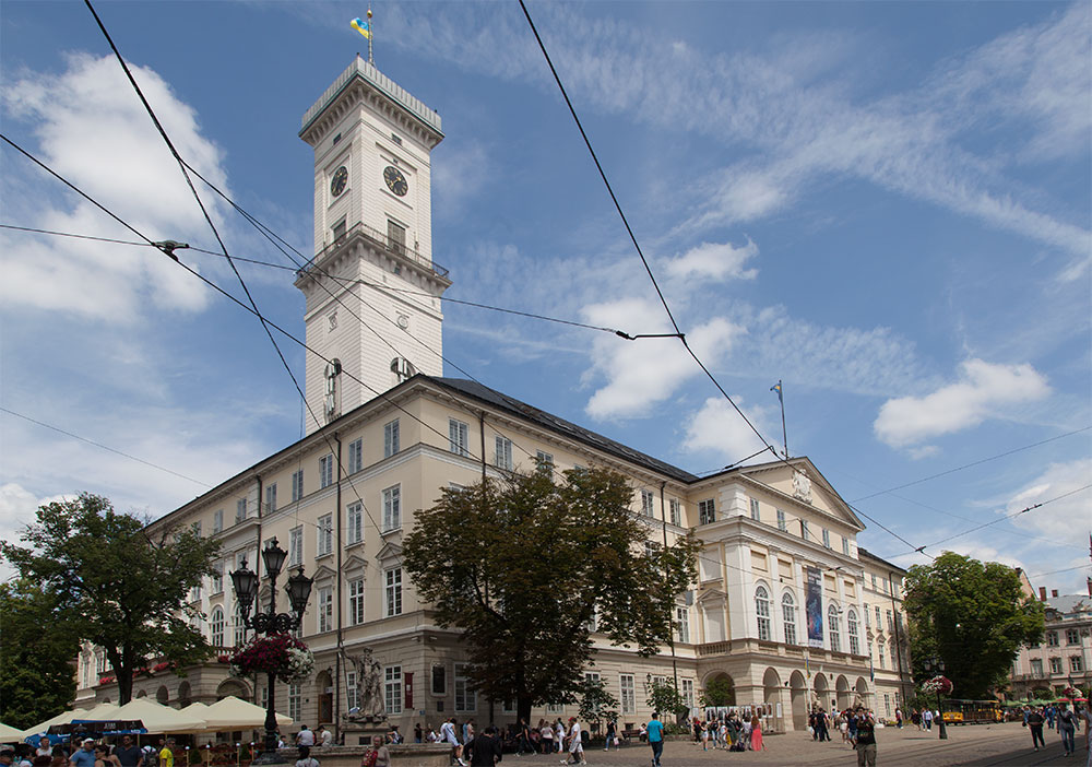 Працівницю Львівської міської ради звільнили за мародерство