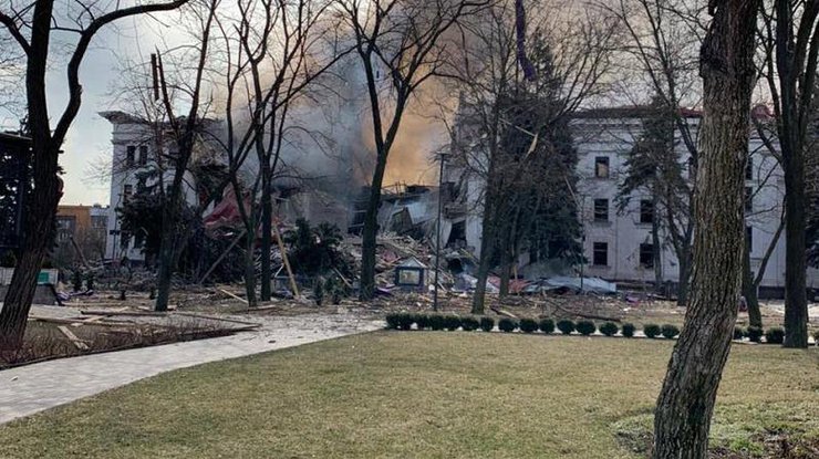 Внаслідок удару по Драмтеатру в Маріуполі загинуло близько 600 людей, –  Associated Press