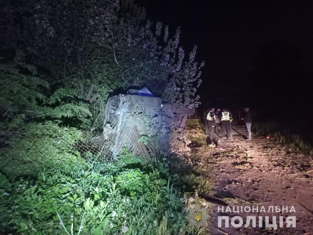 Загинув на місці: на Львівщині іноземець не впорався з керуванням та з’їхав з дороги