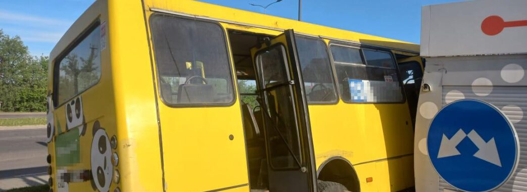 У Львові маршрутка в’їхала у колонку на АЗС: шестеро пасажирів травмувались