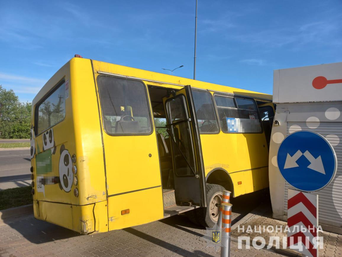 У Львові маршрутка в’їхала у колонку на АЗС: шестеро пасажирів травмувались