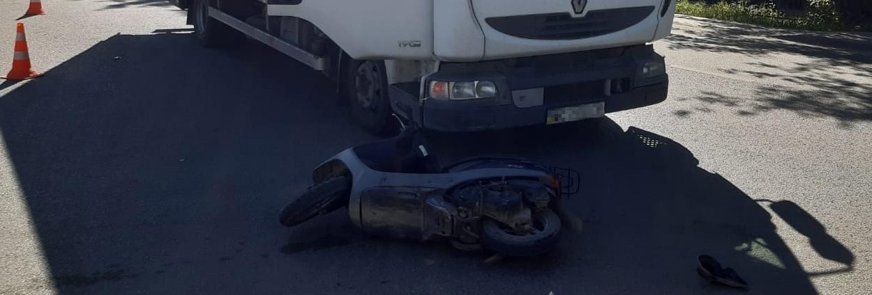 У Самборі скутерист зіткнувся з вантажівкою: його госпіталізували
