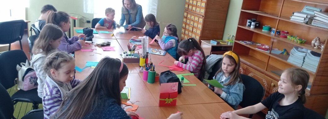 На Самбірщині діти виготовляють обереги для українських захисників