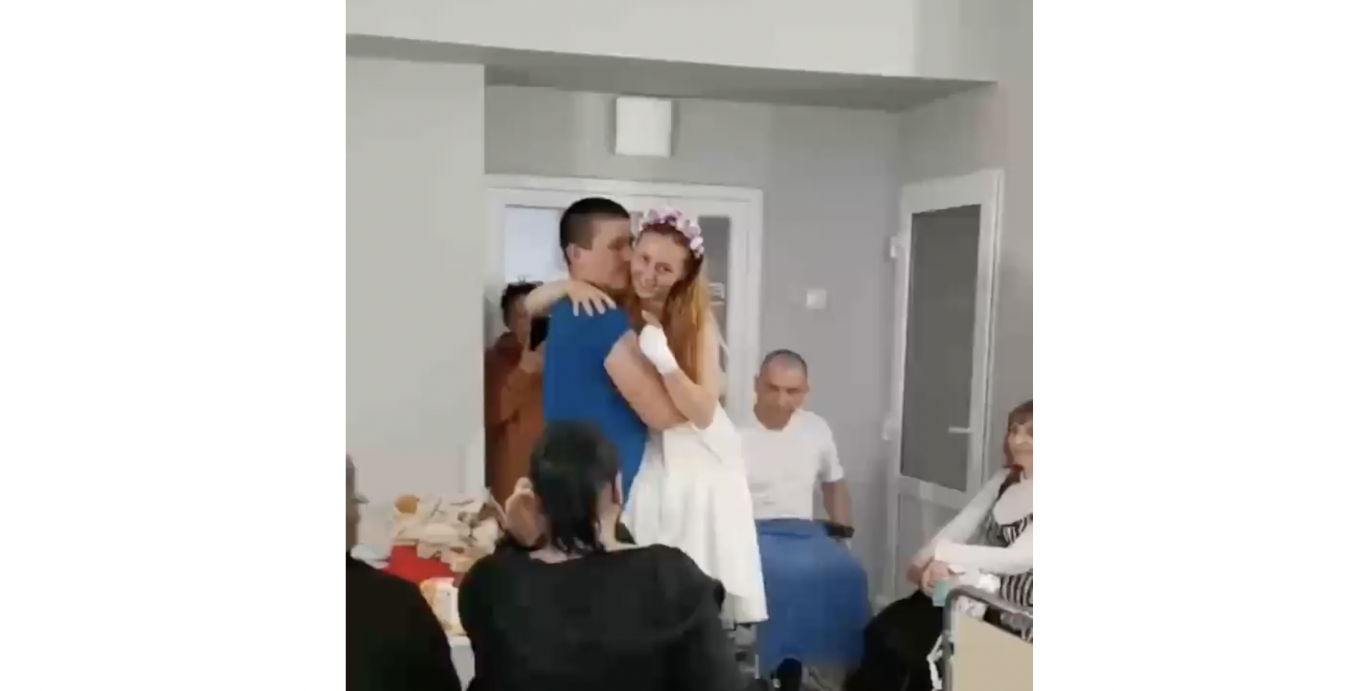 Медсестра, яка втратила на війні дві ноги, відсвяткувала весілля у львівській лікарні