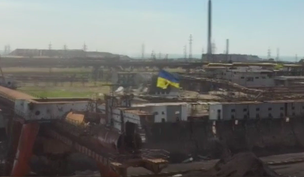 У мережі показали синьо-жовтий прапор над “Азовсталлю”