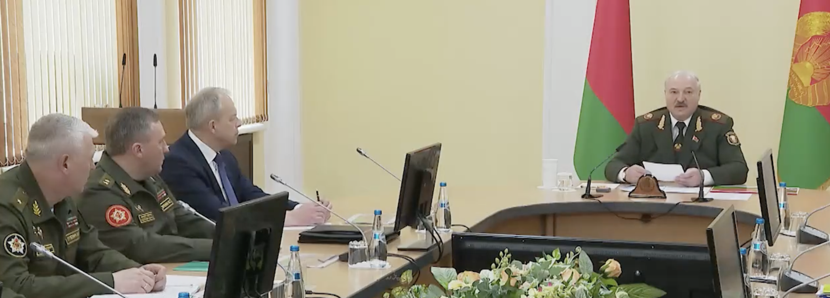 Лукашенко створює нове оперативне командування армією біля України