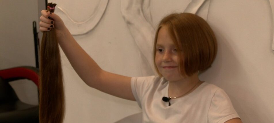 9-річна дівчинка з Чернігова обрізала волосся, аби допомогти українській армії