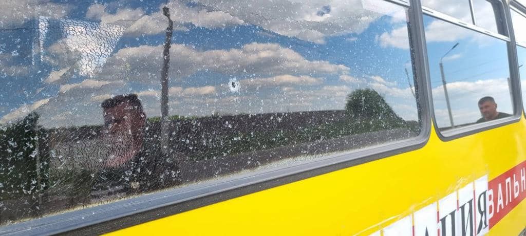На Луганщині рашисти обстріляли евакуаційний автобус