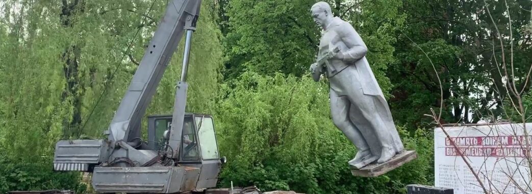 Декомунізація в Червонограді: знесли пам’ятник радянському солдату (ВІДЕО)