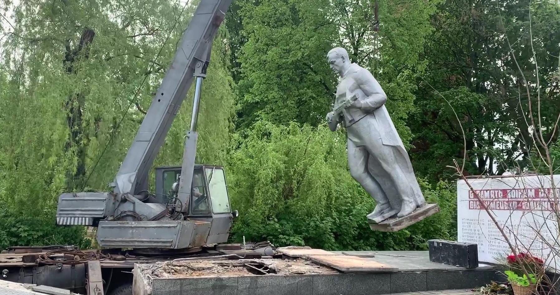 Декомунізація в Червонограді: знесли пам’ятник радянському солдату (ВІДЕО)