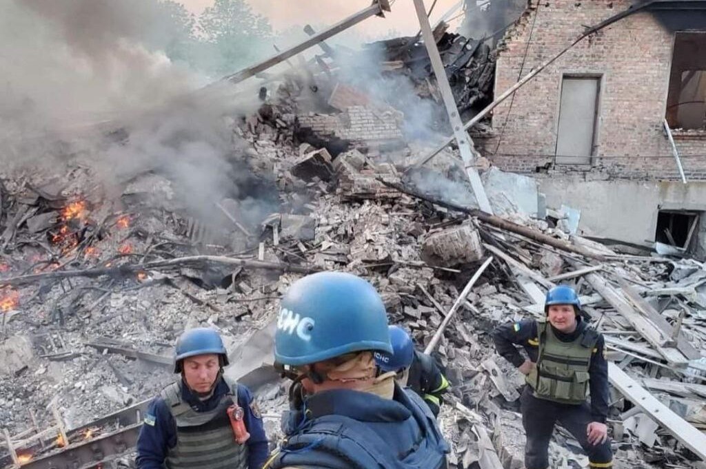 На Луганщині росіяни скинули бомбу на приміщення школи: щонайменше 60 жителів загинули (ВІДЕО)