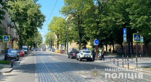 У Львові автомобіль збив 53-річного чоловіка: його госпіталізували