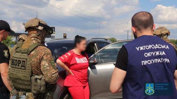 Мешканку Чопа викрили на організації незаконної міграції