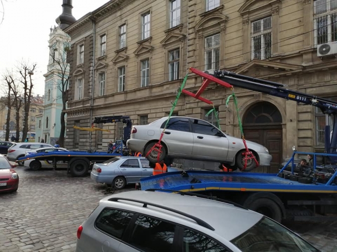 У Львові втричі зросла вартість евакуації автомобілей на штрафмайданчик