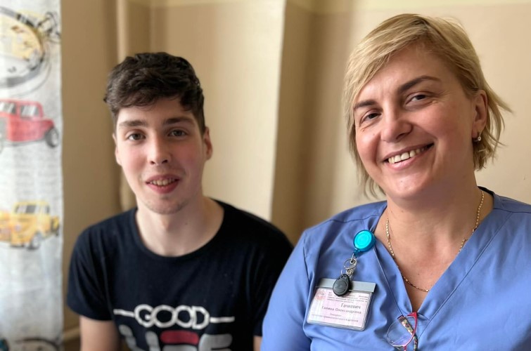 Довозив допомогу під шаленими обстрілами: у Львові врятували ногу 17-річному волонтеру