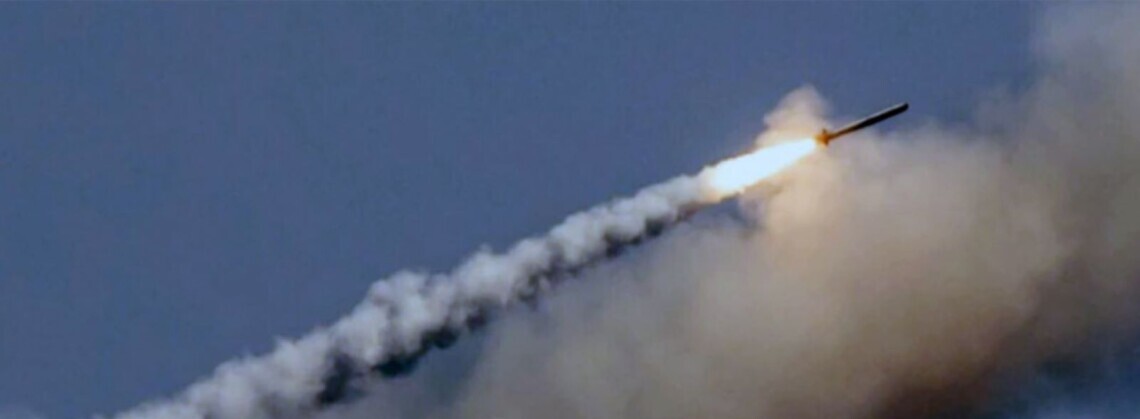 Вранці російські ракети атакували Київ: постраждала щонайменше одна людина