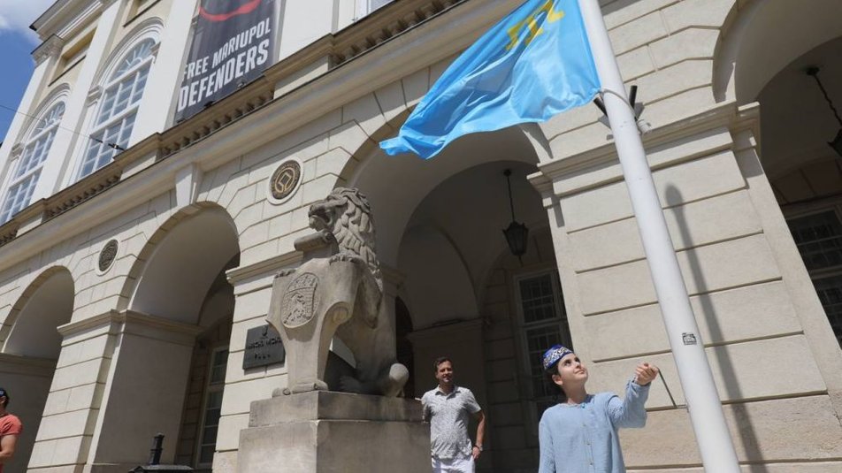 Над львівською Ратушею майорить кримськотатарський прапор