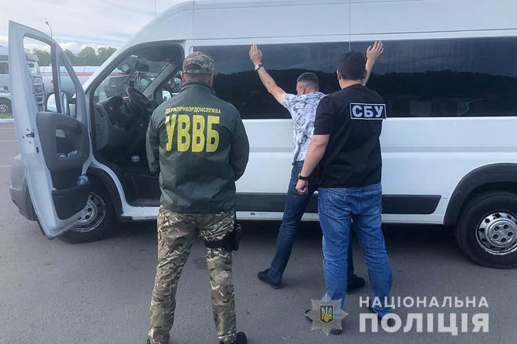 Допомагав ухилянтам за 500 євро: на Львівщині затримали керівника благодійного фонду