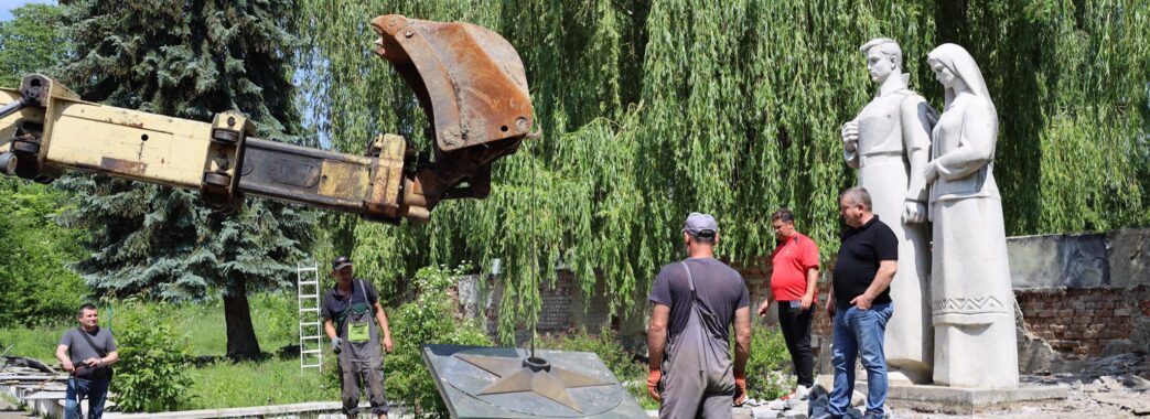 В Бориславі на Львівщині демонтували радянський монумент
