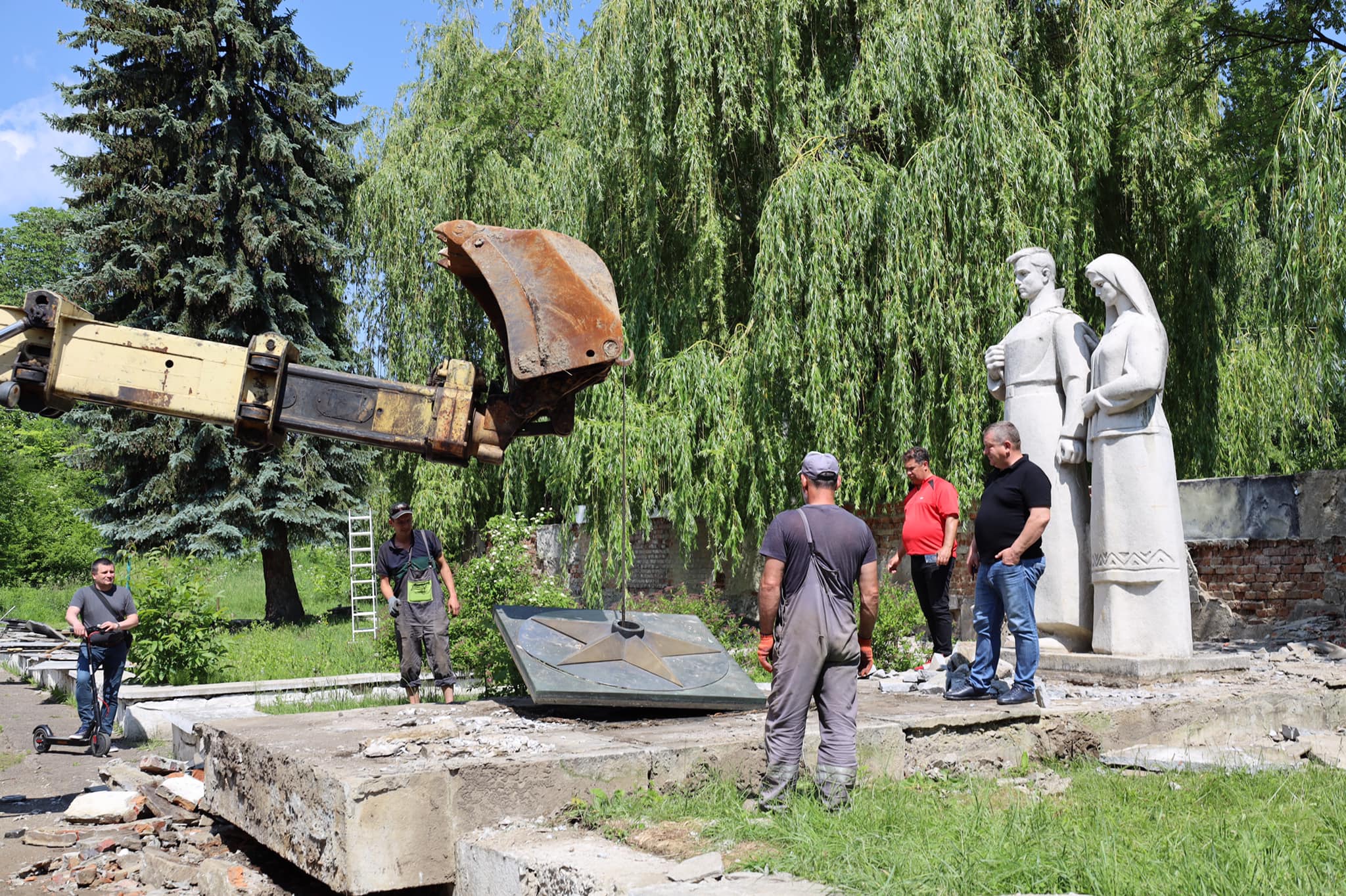 В Бориславі на Львівщині демонтували радянський монумент