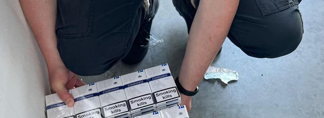 На Львівщині жінка намагалась вивезти за кордон 200 пачок сигарет