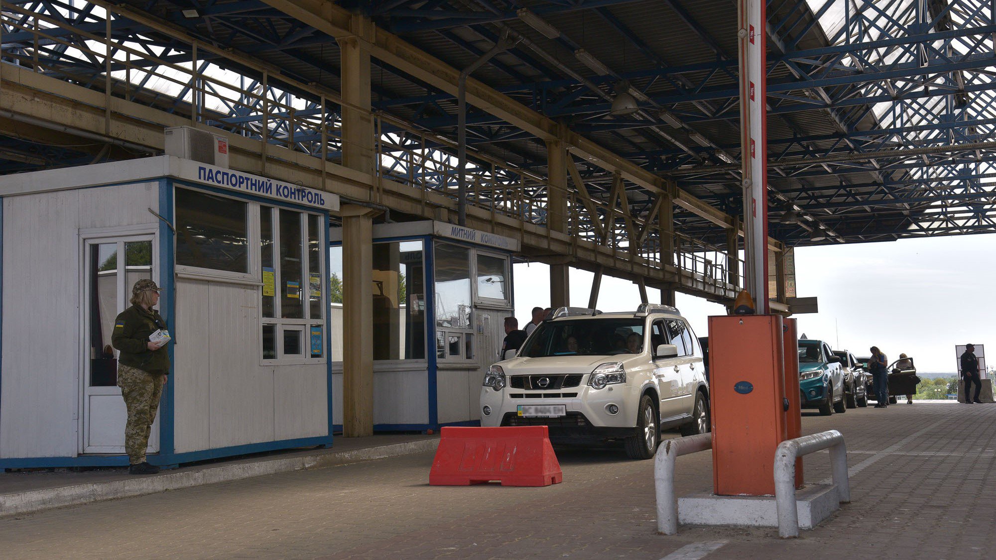 Вже третій тиждень більше українців повертаються додому, аніж виїжджають за кордон