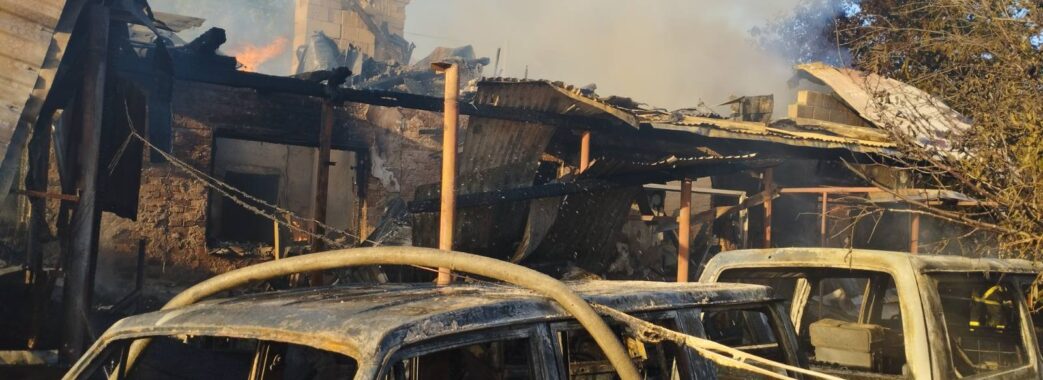 На Самбірщині пожежа знищила житловий будинок та дві автівки