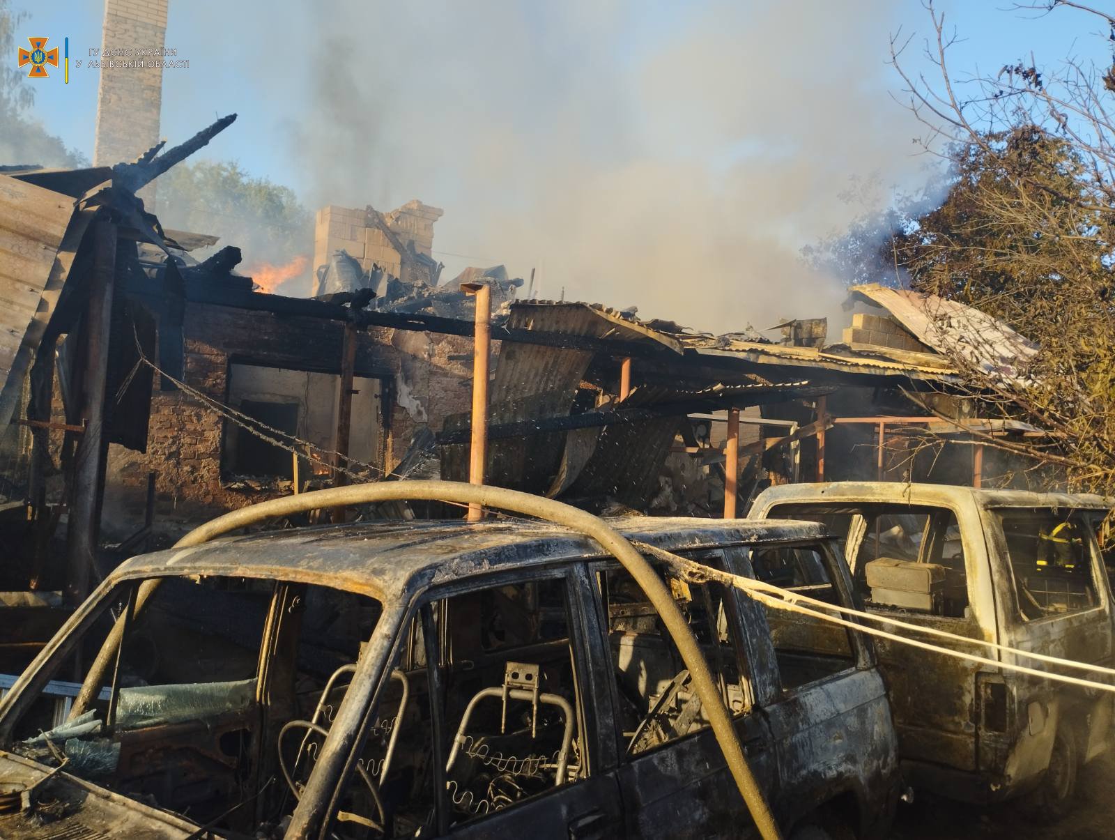 На Самбірщині пожежа знищила житловий будинок та дві автівки