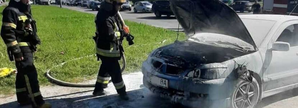 У Львові під час руху загорілась автівка