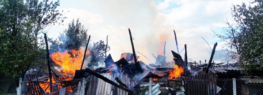 На Самбірщині у вогні згоріло сховище з сіном та будматеріалами