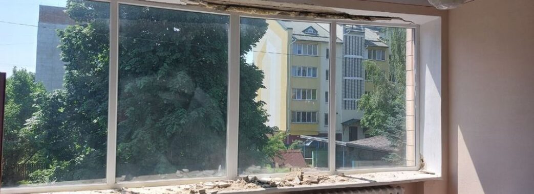 Внаслідок ракетної атаки у Чорткові пошкоджені три заклади освіти