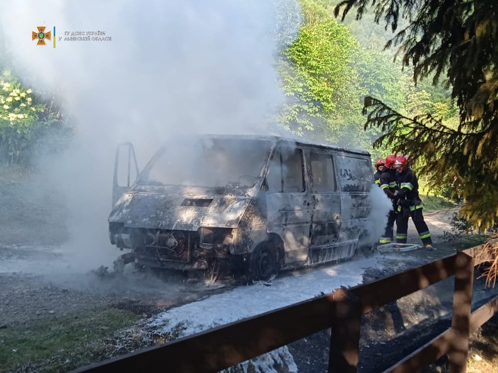 На Стрийщині вщент вигорів мікроавтобус «Renault Trafic»