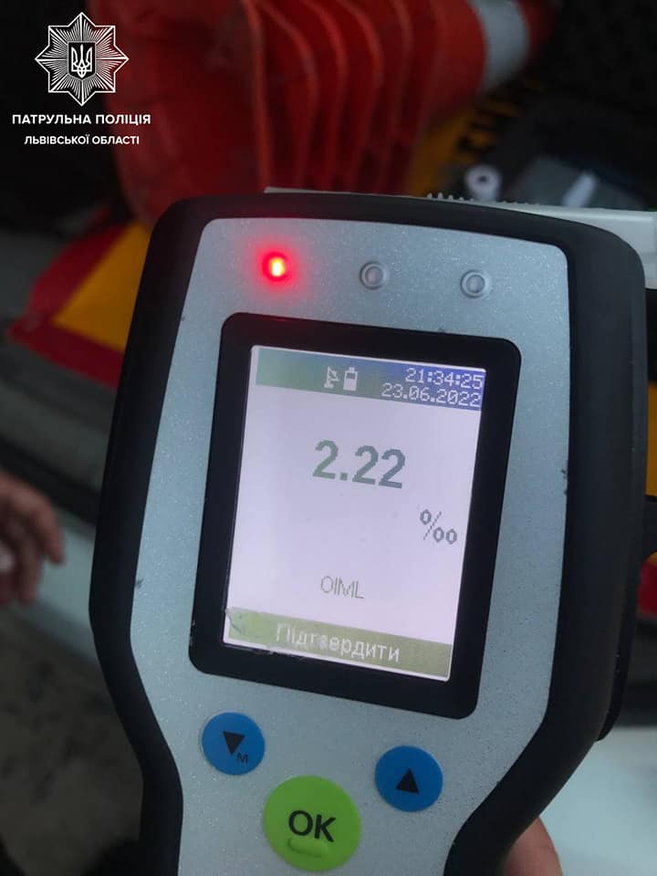 Львівські патрульні зупинили жінку, яка керувала авто без посвідчення водія і п’яна