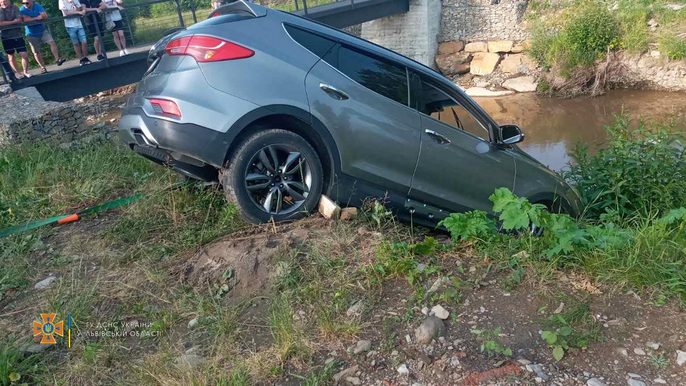 У Славському автомобіль з’їхав з дороги і ледь не впав у річку