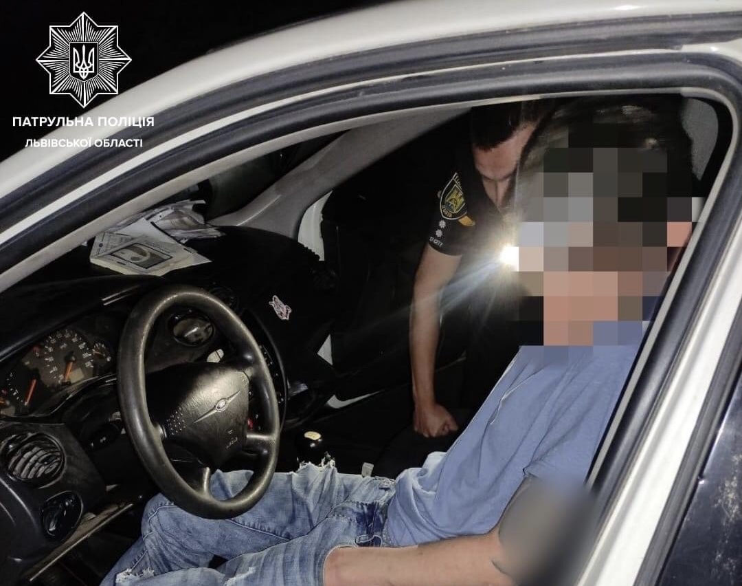 У Львові чоловік в‘їхав в бордюр і заснув за кермом